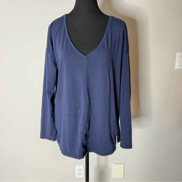 LILLY PULITZER Navy Blue Luxletic Long Sleeve Shirt V Neck Central Seam Sz Large - Picture 5 of 8